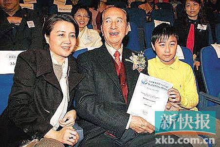 何猷君数学比赛获奖由爸爸亲自颁奖