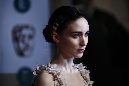 鲁妮·玛拉和男友的新片加入新卡司|罗伯特·雷德福|鲁妮·玛拉|杰森·席格尔_新浪娱乐_新浪网