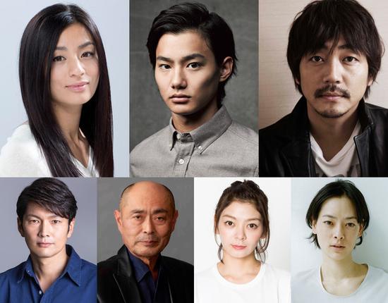 《恶魔蛙男》追加演员，上排左起尾野真千子、野村周平、大森南朋，下排左起丸山智己、伊武雅刀、田畑智子、市川实日子