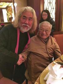张纪中(左)专程赴港为金庸祝寿