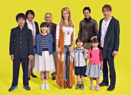 日剧《OUR HOUSE》演员前排左起加藤清史郎、芦田爱菜、夏洛特·凯特·福克斯、寺田心、松田芹香，后排左起松下由树、桥爪功、冢本高史、山本耕史