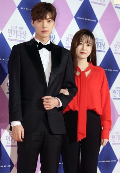 韩星 安宰贤具惠善 承认恋情 女方大三岁| 安宰贤 