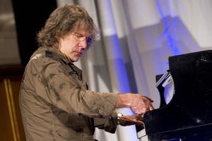 英国著名乐团键盘手疑开枪爆头自杀