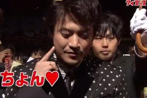 太有爱！小栗旬“调戏”山下智久狂摸脸