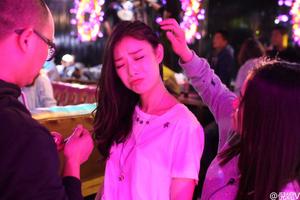 倪妮晒照庆新戏杀青 歪头嘟嘴卖萌颜值高