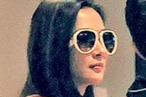 诸葛紫岐一家逛超市  薛嘉麟抱儿子展父爱