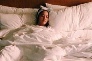 韩星Krystal躺床睡觉晒照 网友：谁拍的？