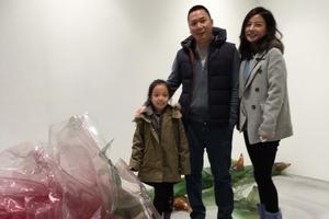 赵薇庆生老公送999朵玫瑰 罕见晒全家福