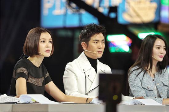 李艾认真观看表演