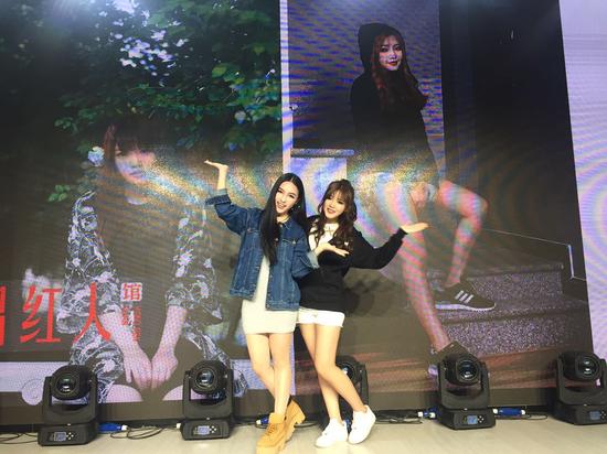 新浪娱乐讯 近日,微胖女神组合现身北京做客节目聊全新EP《管你什么星座》,微胖女神组合不仅畅聊EP的创作过程还大方与主持人讲述减肥秘籍更自曝更为爱迷茫。 当晚印子月与Miro身着运动装扮靓丽登台,十分俏皮的和粉丝进行互动。随后携歌曲《微胖女神》、《单身派对》开场,迅速地将现场的气氛推向了高潮。现场Miro与印子月笑称自己是易胖体质所以起名微胖女神。成员印子月的创作单曲《借过》就登上了湖南卫视《旋风少女》的插曲,新歌也在紧锣密鼓的制作中。唱着《爱主动》的她们现场还自曝曾为爱迷茫,谈及各自的感情观,