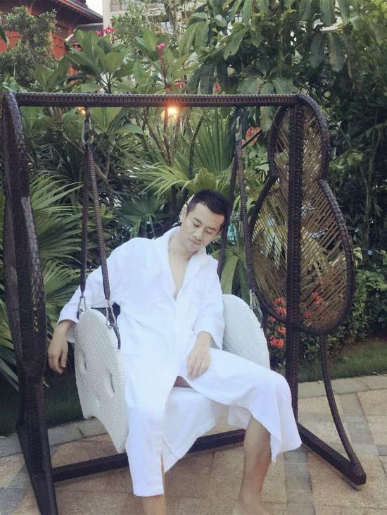 歌手徐子崴晒浴袍照 新专辑准备中|徐子崴|专辑|新作_新浪娱乐_新浪网