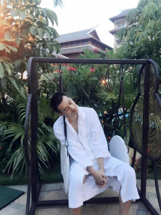 歌手徐子崴晒浴袍照新专辑准备中