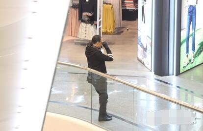 谢贤对着橱窗照镜子