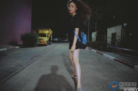 倪妮晒出的照片疑似出现男友井柏然的影子。