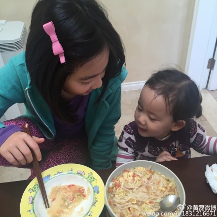 多多与妹妹吃饭