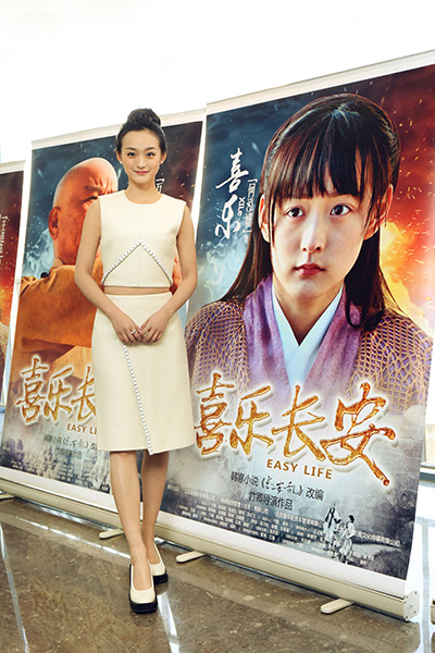 何泓姗优雅现身