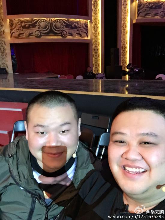 岳云鹏拍照被挡脸