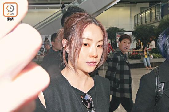 前往乘车时,邓丽欣突然伤心落泪。