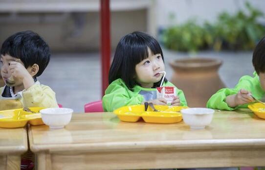 爱上幼儿园萌娃吃饭
