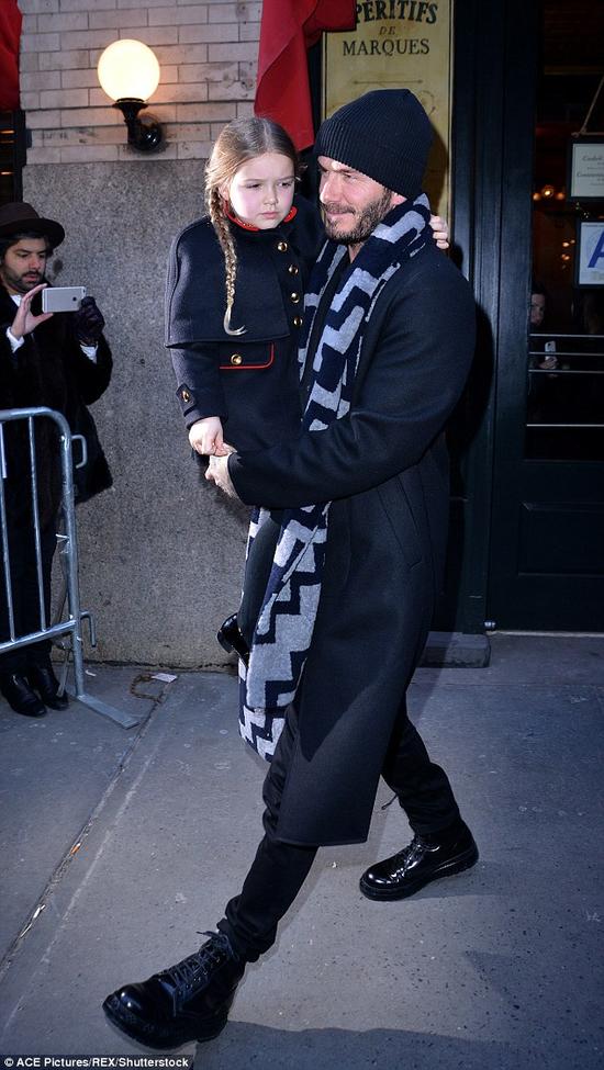 奶爸贝克汉姆为爱女苦练绣花_手机新浪网