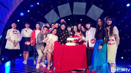 所有选手为柯以敏庆祝生日