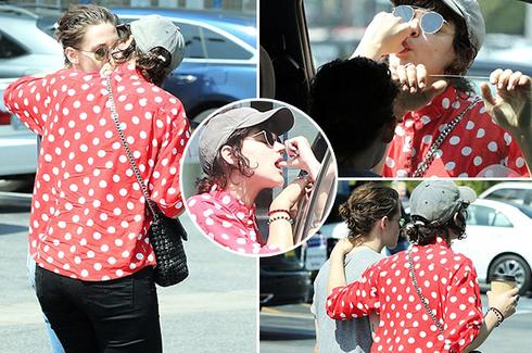 暮光女与女友当街热吻