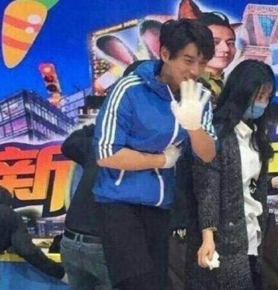  黄致列录节目受伤 ?经纪人:有点痛无大碍|快乐大