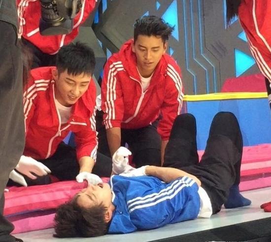 黄致列录节目受伤?经纪人:有点痛无大碍|快乐大
