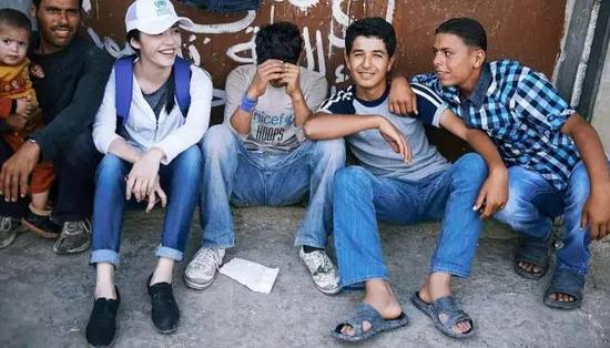 姚晨探访难民营:我在危难之地