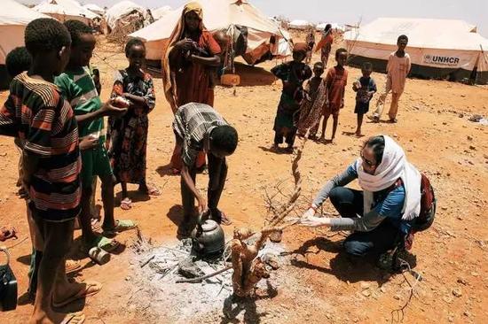 埃塞俄比亚难民营，难民正在生火、烧水。