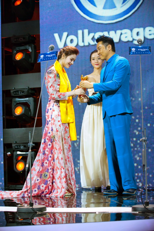 林允斩获华鼎奖最佳新锐演员 感恩周星驰|华鼎