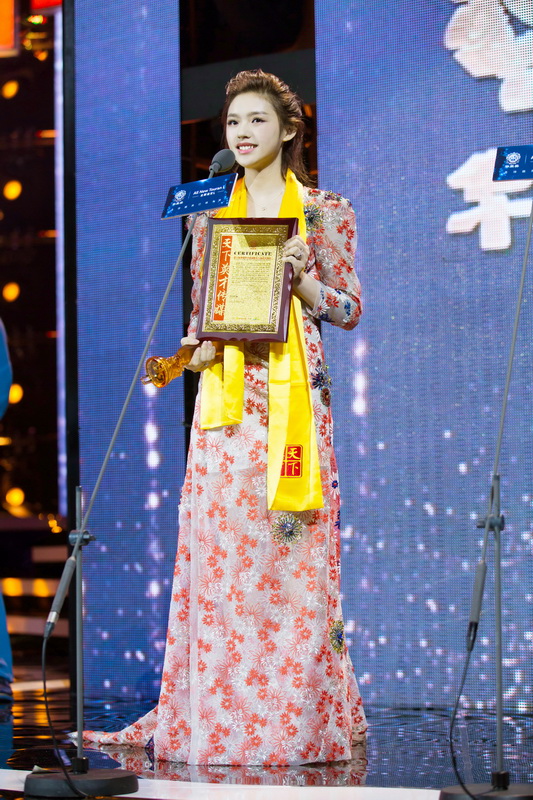 林允斩获华鼎奖最佳新锐演员 感恩周星驰|华鼎