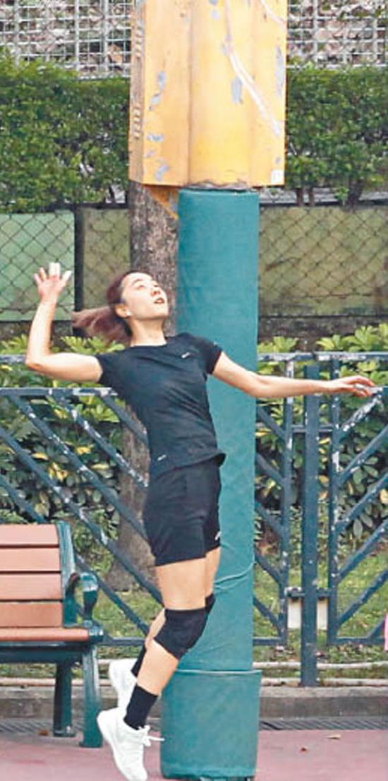 邓丽欣前天（4月1日）练球疗情伤，还尽情扣杀抒发郁闷。