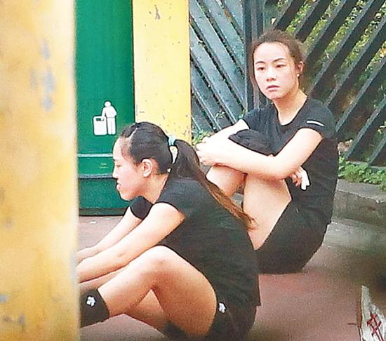 邓丽欣偶尔发呆，显得闷闷不乐。