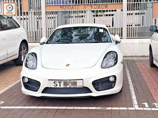 邓丽欣将以往代表方力申的定情车牌“SF”，换做“ST”。