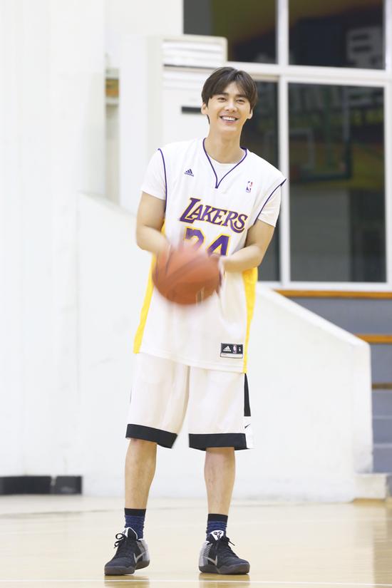 李易峰受邀观战NBA 将现场见证科比落幕战|李