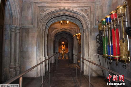 　　在霍格沃茨城堡（Hogwarts castle）中，墙上分别代表四个学院颜色的瓶子中盛着象征各学院分数的豆子。