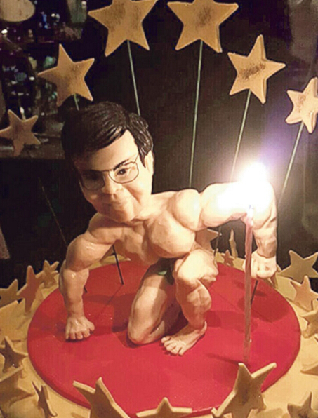 肌肉版的黄百鸣生日蛋糕很有意思!(微博图片)