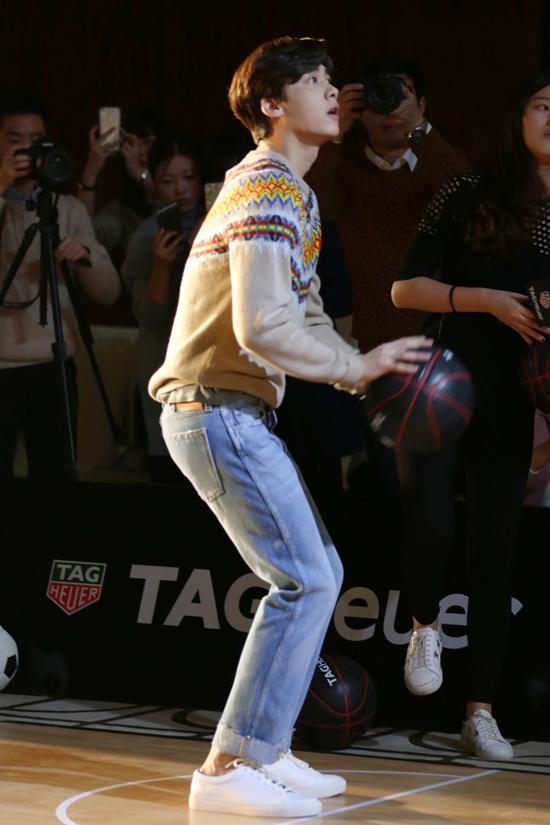 李易峰从小爱篮球 曾打球受伤至今未痊愈|李易