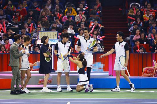 贾乃亮Ella俩队长又搞怪了