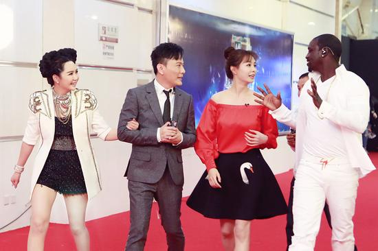 阿肯Suby帮唱张信哲 《狂潮》展霸气台风|张信