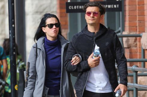 奥兰多凯蒂挽手外出