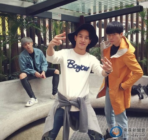 小林竜介(中)和邓佑刚(右)及李础业(左)组成三人男子团体R-ice淮备夏天推出专辑