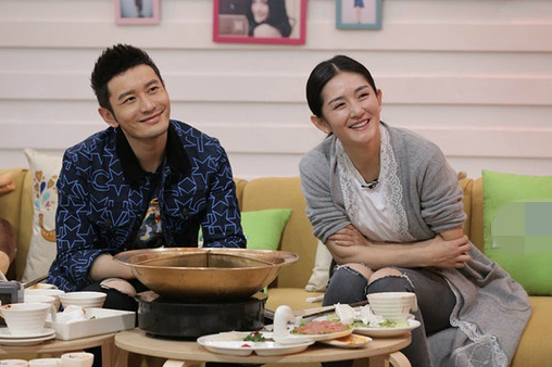 黄晓明前晚做客《娜就这么说》,与太阳女神谢娜畅谈人生的起落,节目中黄晓明首度萌生了退意,称想过几年就退休。 上期《娜就这么说》中,谢娜为了迎接好友黄晓明的到来,特意备下了热腾腾的火锅。因为她知道黄晓明不仅爱吃火锅,还投资开起了火锅店,所以选择对症下药,将美食直接搬上节目,如此用意让黄晓明激动不已。两人边吃边聊,黄晓明也在美食中渐渐打开话匣,透露想退休的念头,专心很重要,但是我现在还在苦海里挣扎,蹦跶个几年,要是累了,我也不干了。节目里,黄晓明还现场表白Angelababy,一生不会