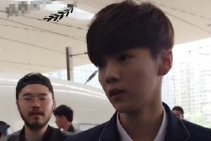 鹿晗进杭州某中学上学 校外疯狂校内淡定