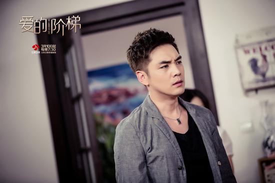 《爱的阶梯》剧照:宋子杨悲伤