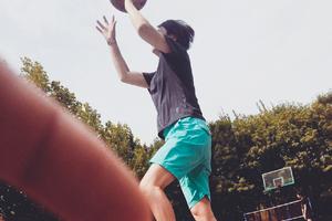 53岁毛阿敏跃起投篮 酷爱运动身材好(图)