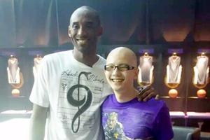 平安赴美看科比告别赛 晒与科比合照