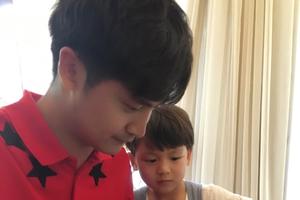 田亮与儿子抢电脑 父子神似颜值高(图)