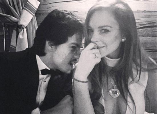 林赛·罗韩手带订婚戒指，与男友合照秀恩爱